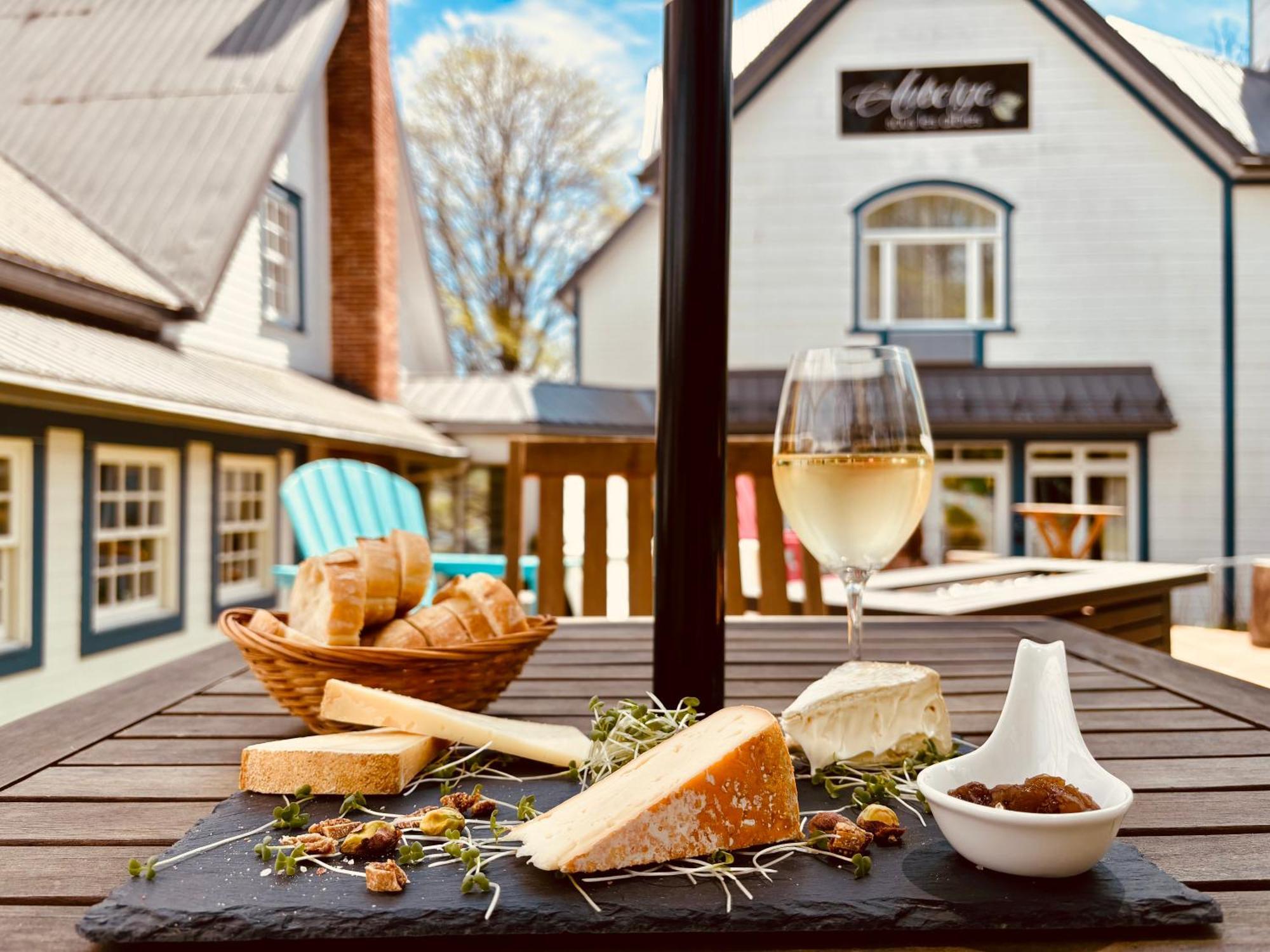 Auberge Sous Les Arbres Gaspe Ngoại thất bức ảnh